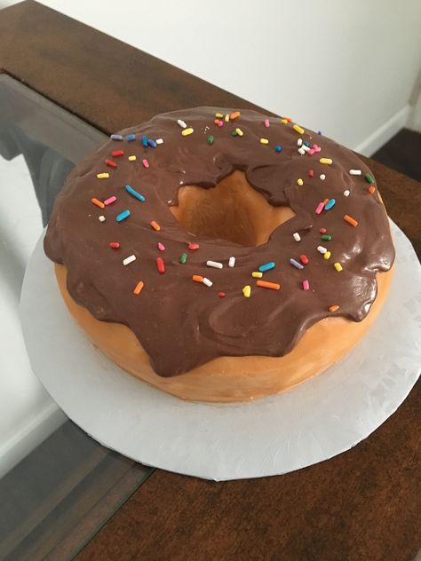 Donut cake Big Donut Cake, Doughnut Shaped Birthday Cake, Large Donut Cake, Donut Shaped Cake, Donut Cake Birthday, Burger Cake, Circle Cake, 10 Birthday Cake, Donut Cake