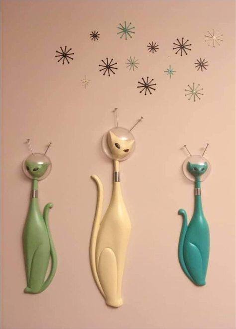 Kitchen 2022, Cat Magnets, Atomic Decor, Atomic Cat, Atomic Ranch, Mid Century Cat, Retro Space, Retro Interior, Decor Details