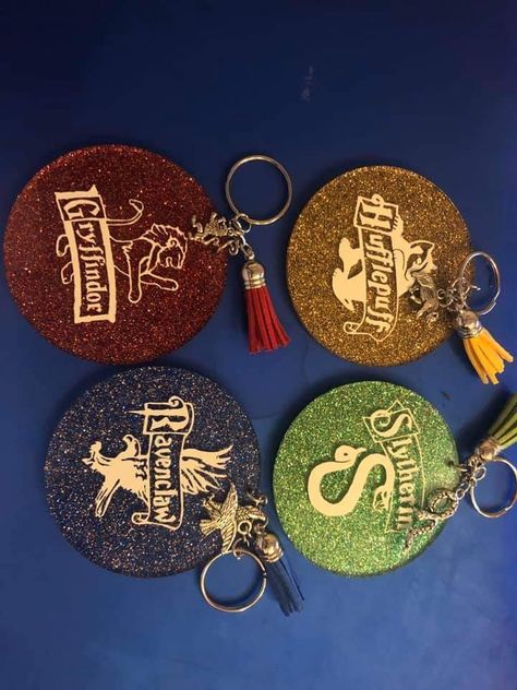 Keychains Cricut Ideas, Harry Potter Acrylic Keychain, Vinyl Keychain Ideas Diy, Acrylic Key Chains With Vinyl, Cricut Keychain Ideas Vinyl, Acrylic Keyring Ideas, Circle Acrylic Keychain Ideas, Diy Acrylic Keychain Ideas, Vinyl Keychain Ideas