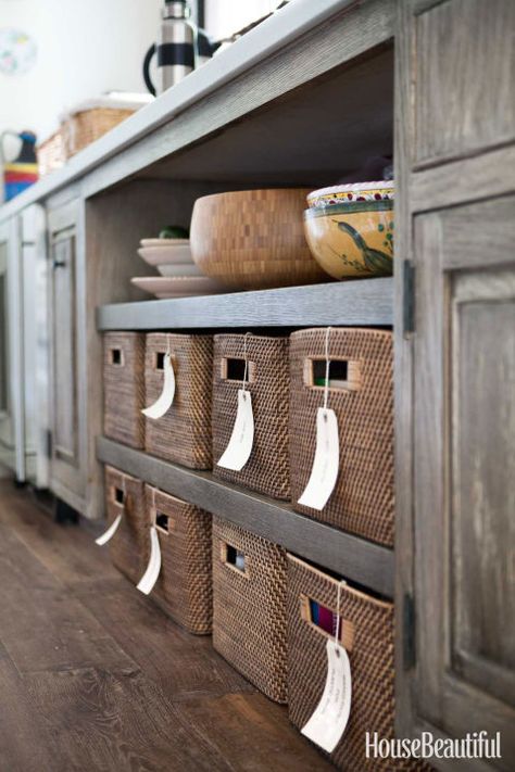 FILL UP HANDY BINS: Declutter an open-shelving mess with a tidy grid of woven boxes. In this Los Angeles kitchen, paper tags keep each baskets' contents organized. Click through for more clever kitchen storage ideas! Labeling Ideas, Clever Kitchen Storage, Quirky Kitchen, Kitchen Basket Storage, Small Kitchen Storage, Furniture Handmade, Small Kitchens, Woven Baskets Storage, Smart Kitchen