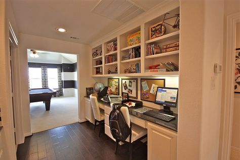 office Multiple Computer Desk Ideas, Living Room Computer Area, Family Study Room, Kids Desk Ideas Homework Station, Shared Office Space Ideas Home, Family Workspace, Dual Office, Double Seating, Home Office Loft