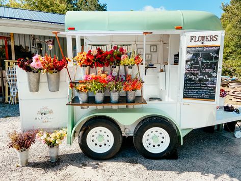 Pop-up flower trailer featuring a batiety of locally cut flowers! DIY bouquets, or ask me to create it for you! Flower Trailer, Horse Trailers For Sale, Florist Studio, Pop Up Trailer, Dahlia Bouquet, Diy Bouquets, Garage Door Design, Flower Truck, Flower Cart