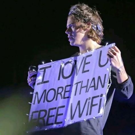 Harry Styles Falls On Stage: Watch the Hilarious Concert Slipup Video Concert Signs, Gambar One Direction, 1d Funny, One Direction Humor, I Love U, One Direction Memes, Cadeau Photo, One Direction Pictures, I'm With The Band