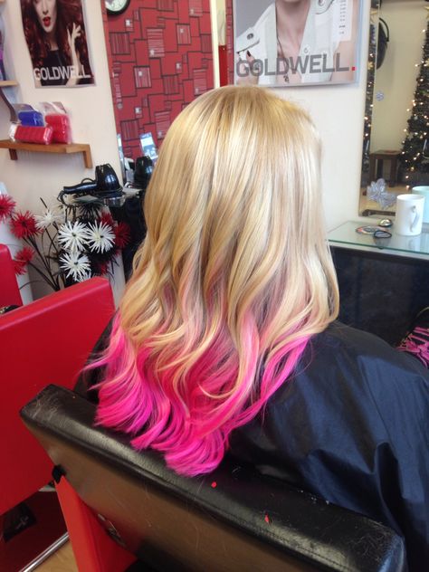 Blonde hair with a pink ombré on the length finished with curls Hot Pink Tips Hair Blonde, Hot Pink Hair Ideas For Blondes, Blonde Hair With Pink Ends, Blonde Hair Pink Tips, Demi Lovato Blonde Hair, Pink Hair Blonde, Blonde Hair With Pink Tips, October Hair, Blonde Hair With Pink