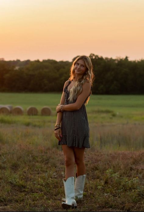 Photoshots Idea Girl, Sunset Photo Shoot Ideas, Cute Country Senior Pictures, Singles Photoshoot Ideas, Cute Photo Shoot Poses, Poses For Single Pictures, Senior Year Picture Outfits, Solo Shots Photo Ideas, Cute Individual Poses