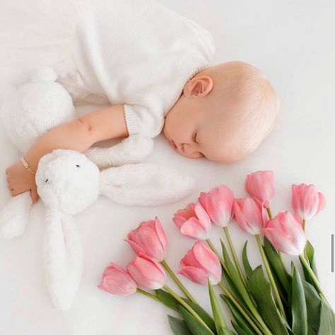 Spring Baby Pictures, Baby Easter Pictures, Baby Holiday Photos, Easter Baby Photos, Baby Sleep Training, Easter Photography, Easter Photoshoot, Baby Milestones Pictures, Foto Newborn