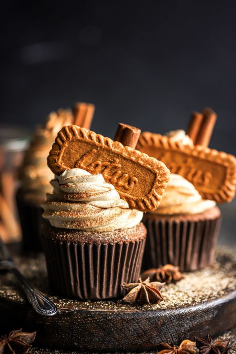 Vegan Biscoff Cupcakes Cookie Butter Cupcakes, Biscoff Cupcakes, Vegan Chocolate Cupcakes, Frosted Cupcakes, Lotus Biscuits, Vegan Buttercream, Butter Cupcakes, Whipped Frosting, Vegan Cupcakes