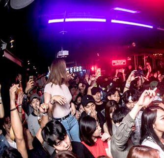 Hongdae, the mecca of nightlife, is filled with various clubs and lounge bars. If you want to burn your night, drinking and dancing all night long listening to trendy music from hip hop to electronica, you should go to restless clubs bustling with hot, sexy clubbers at Hongdae. Here are the best club selections in Hongdae recommended by local clubbers. Hongdae Club Aesthetic, Korean Club Night, Hongdae Club, Lounge Bars, Korean Night, Seoul Night, Night Club Aesthetic, Korea Trip, Trendy Music