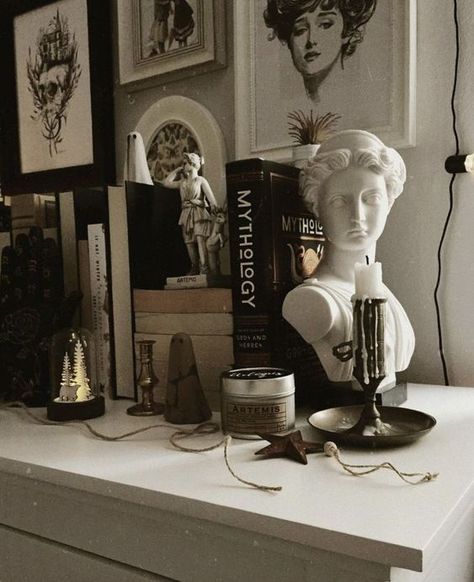 Vintage Aesthetic Home, Dark Academia Room, Academia Room, Era Victoria, Bookshelf Ideas, Dark Acadamia, Romantic Academia, Light Academia Aesthetic, Architecture Ideas