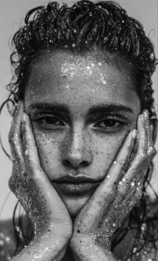 Beauty Fotografie, Glitter Photography, Photographie Portrait Inspiration, Self Portrait Photography, Creative Portrait Photography, Foto Poses, Beauty Shoot, Photo Makeup, Black And White Portraits