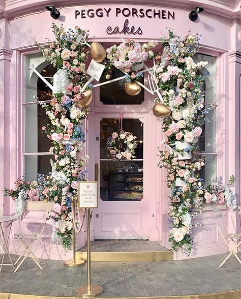 Victoria Station London, Peggy Porschen Cakes, London Victoria, Peggy Porschen, Boutique Inspiration, Victoria Station, Shop Aesthetic, Flower Installation, Flower Pots Outdoor