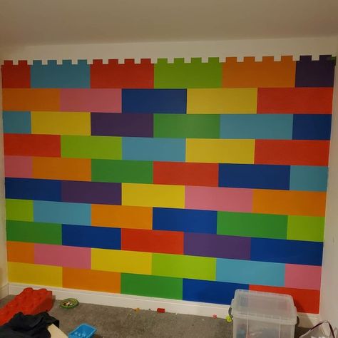 Painted Lego Wall, Lego Wall Painting Ideas, Lego Wall Mural, Lego Bedroom Ideas, Lego Mural, Lego Classroom, Childrens Ministry Decor, Painted Brick Wall, Lego Bedroom