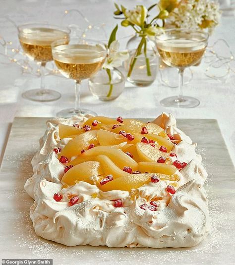 Mary Berry Christmas, Mary Berry Cooks, Vegetarian Dinner Party, Mary Berry Recipe, Berry Recipes, Pavlova Recipe, Paul Hollywood, Best Christmas Recipes, Berries Recipes