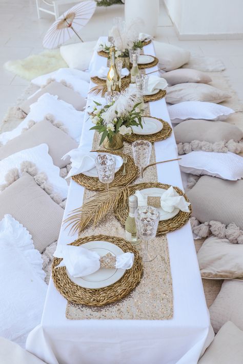 Beach Picnic Party Table Settings, Fancy Beach Party, Ibiza Birthday Party, Fancy Picnic Decor, Fancy Wedding Decor, Ibiza Party Decorations, Wedding Picnic Ideas, Ibiza White Party, Boho Chic Table Setting