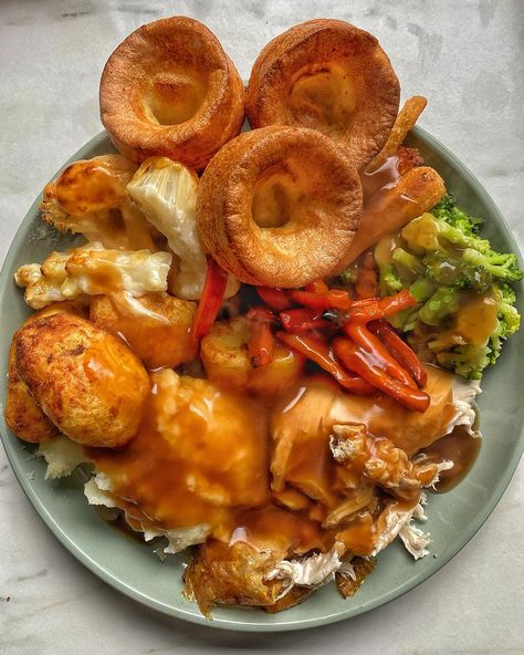 Winner, winner, chicken roast Sunday dinner! 😋 🐓⁠ 🐓 📸 @purelybeltabait Sundays in the kitchen 🍽️  Roast Chicken - Mash - Duck Fat Roasties - Honey Glazed Carrots & Parsnips - Broccoli - Cauliflower Cheese  What’s cooking in your kitchen tonight?  🐓⁠ 🐓 #sunday #sundayvibes #sundayfood #sundaybrunch #sundayfoodporn #winnerwinnerchickendinner #chickendinner #roastchicken #roastchickendinner #roastdinner #sundayroast #eatyourveggies English Sunday Roast Dinner, British Sunday Roast Dinner, British Roast Dinner, Roast Dinner Sides, Sunday Roast Dinner, Roast Chicken Dinner, Honey Glazed Carrots, Budget Family Meals, Winner Winner Chicken Dinner