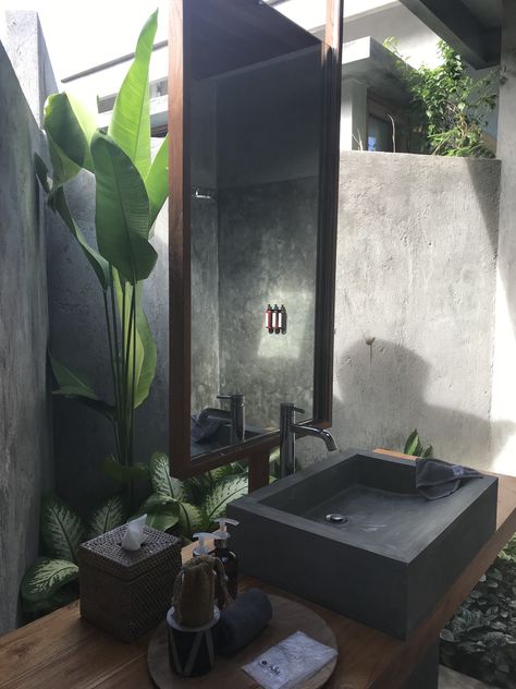 Bali Aesthetic Bathroom, Outdoor Washbasin Ideas, Bali Themed Bathroom, Bali Bathroom Ideas, Bali Style Bathroom, Bali Bathroom, Bali Room, Exotic Homes, Outdoor Bathroom Design