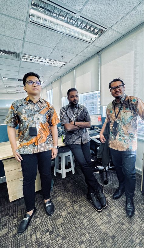 Indonesia batik , outfit men Batik Fashion Men, Batik Men Outfit, Office Outfit Men, Asian Fits, Batik Kondangan, Mens Office, Indonesian Batik, Batik Fashion, Men Formal