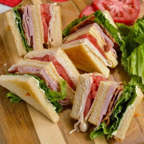 Club Sandwiches Recipes, Classic Club Sandwich, Multi Decker Sandwiches, Hot Sandwiches Recipes, Club Sandwich Recipes Classic, Baloney Sandwich, Sandwich For Dinner, Mayonnaise Turkey, Club Sandwich Recipe