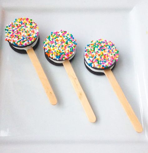 Oreo Cake Pops Tutorial Make Cake Pops Easy, Oreo Popsicles, Cake Pops Tutorial, Fun Cake Pops, Oreo Cake Pops, Make Cake Pops, Cake Pop Tutorial, Cookie Sticks, Canned Frosting