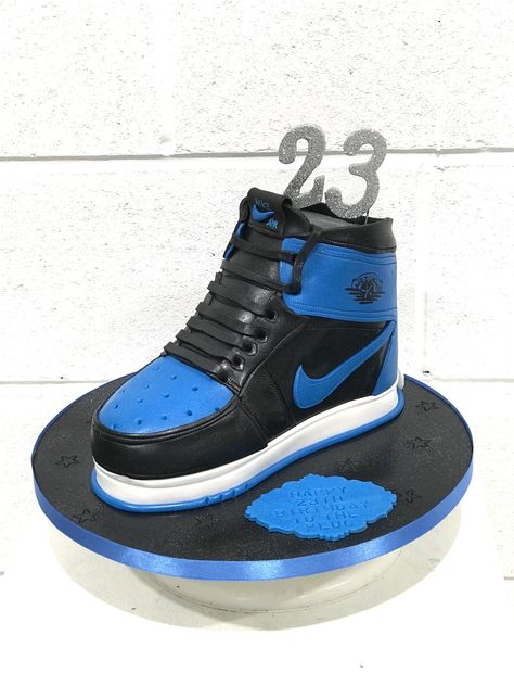 Sneakers Cake Ideas, Shoes Cake For Men, Nike Shoe Cake Ideas, Shoe Cakes For Men, Jordans Cake, Nike Shoe Cake, Sneakers Cake, Nike Party, Sneaker Cake