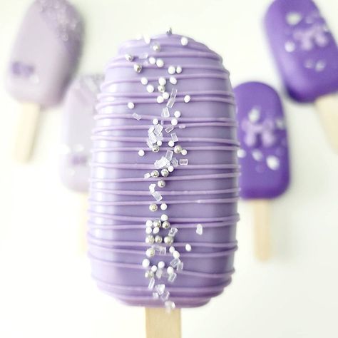 Purple Cakesicles, Lavender Cakes, Paleta Magnum, Purple Desserts, Creative Treats, Hanging Wedding Decorations, Lavender Cake, Cake Pop Decorating, Chocolate Dipped Pretzels