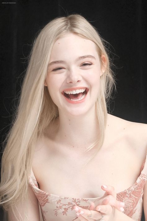 Platinum Blonde Actress, Elle Fanning Side Profile, Blond Hairs, Heart Vibes, Blonde Actresses, Side Parting, Side Part Hairstyles, Woman Movie, Platinum Hair