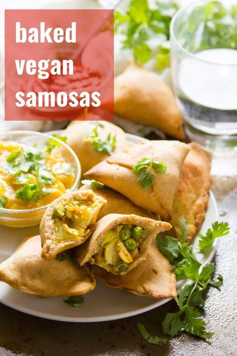 Make your own, 100% vegan samosas at home! These little dumplings are stuffed with spiced potatoes, peas, and crunchy peanuts. The best part: these suckers bake up to golden deliciousness (no frying!). A delicious crowd-pleasing Indian snack or appetizer! #veganrecipes #vegetarianrecipes #indianfood #samosas #appetizers Samosa Recept, Vegan Samosas, Vegan Samosa, Spiced Potatoes, Samosa Recipe, Light Appetizers, Raw Recipes, Strawberry Salad, Dinner Appetizers