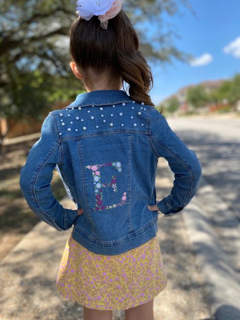 Painting Shirts, Toddler Fall Fashion, Girls Denim Shirt, Embroidered Things, Jean Jacket Diy, Kids Jeans Jacket, Custom Jean, Jean Jacket For Girls, Custom Jean Jacket