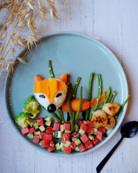 Red fox hiding behind a bush by @napu88 Fox Shaped Food, Fox Veggie Tray, Caterpillar Birthday, Enchanted Forest Party, Shaped Food, Wood Badge, Hungry Caterpillar Birthday, Forest Party, Fox Squirrel