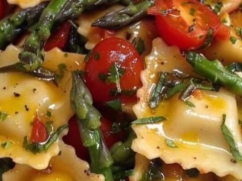 A Perfect Blend: Ravioli Tossed with Tomatoes, Asparagus, Garlic, and Fresh Herbs - NewsBreak Italian Orzo, Spicy Chicken Wrap, Ravioli Recipes, Pie Cups, Asparagus Garlic, Italian Chicken Crockpot, Homemade Potato Soup, Lush Recipes, Broccoli Pasta Recipe