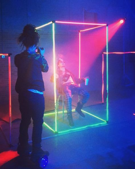 music video — SET DESIGN — SONIDOS Music Video Set Design Ideas, Music Video Set Design, Video Set Design, Music Video Set, Set Design Ideas, Bühnen Design, Pixel Led, Video Set, Visuell Identitet