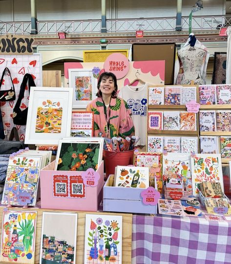 Small Business Fair Stand, Craft Fair Displays Table, Market Stall Set Up Ideas, Stationery Booth Display, Artist Alley Table Display, Christmas Market Booth Display, Artist Alley Banner, Art Market Stall, Print Display Ideas