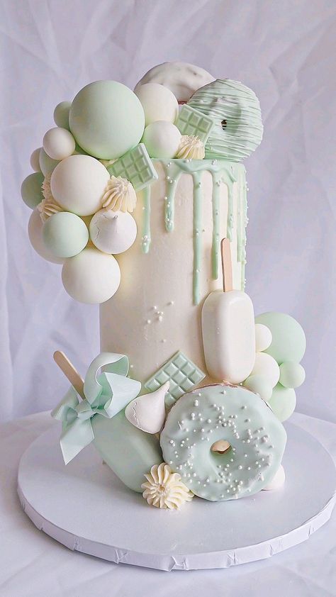 mint green "loaded" cake. Manger Aesthetic, Mint Green Cake Design, Mint Green Birthday Decorations, Mint Green Birthday Cake, Sage Green Cake, Rođendanske Torte, Mint Green Cake, Sleepover Cake, Mint Green Birthday