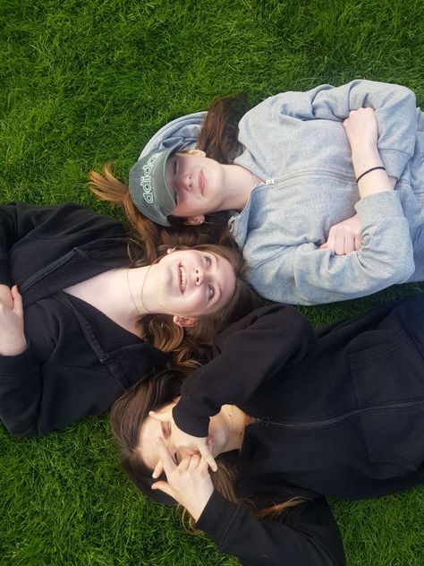 cute friends lying down aesthetic Friends Laying On The Ground, Lying In Grass Aesthetic, Grass Drawing, People Lie, No Grass Backyard, Three Friends, Friends Laughing, Graduation Photoshoot, Group Of Friends