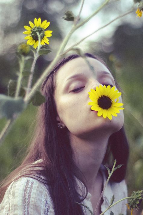 Flower child. Estilo Hippie, Hippie Life, 인물 사진, Black & White, Flower Field, Flower Child, Black And White Photography, A Flower, Picture Perfect