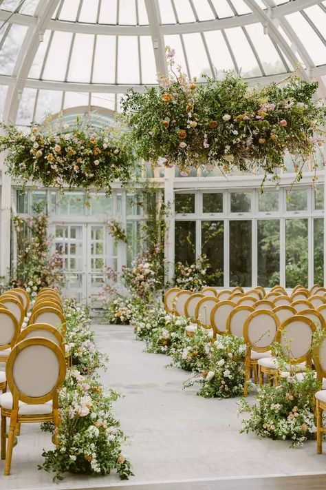 A Garden-Themed, Intimate Wedding at the Brooklyn Botanic Garden Botanical Wedding Theme, Wedding Flowers Cost, Wedding Floral Arrangements, Romantic Candle, Brooklyn Botanical Garden, Brooklyn Botanic Garden, Decoration Evenementielle, Garden Wedding Reception, Garden Theme Wedding