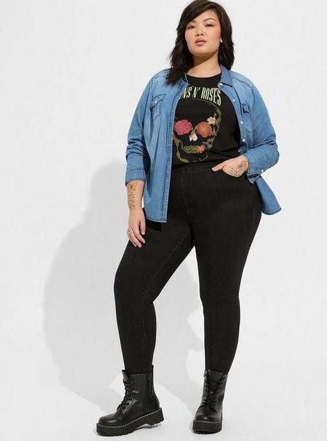 Pull-On Lean Jeans Skinny Mid Rise Jeans in Black PlusSizeSummerStyle #summervivibes #plussizefashionista #ootd #plussizequeen #plussize #summerfashion. https://whispers-in-the-wind.com/the-ultimate-plus-size-outfit-guide-summer-in-style/?415 Elder Millenial Fashion, Plus Size Tomboy Fashion, Plus Zise, New Street Style, Fly Free, Denim Style, Dark Matter, Perfect Jeans, Mid Rise Jeans