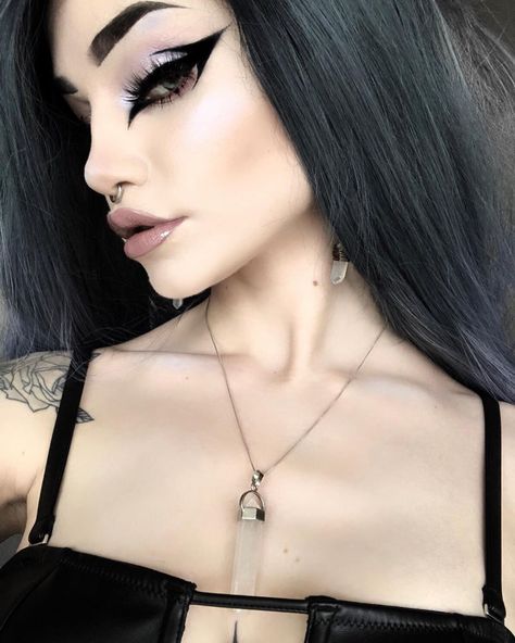 2,860 Likes, 48 Comments - ☾ jackie ☾ (@malaise.x) on Instagram: “some graphic liner inspired by @blondetaki 🔪  couldn’t get my highlight to pop like hers in this…” Goth Glamour, Maquillage Goth, Horror Crafts, Goth Eye Makeup, Guitar Artwork, Download Festival, Cute Halloween Makeup, Goth Subculture, Alt Makeup