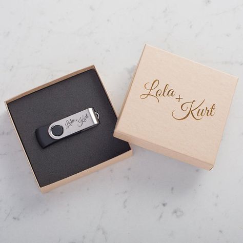 Personalized USB Flash Drive with Kraft Packaging 4gb, 8gb, 16gb and 32gb Black Interior Custom USB Usb Packaging, Photo Tricks, Stationary Ideas, Merchandising Ideas, Usb Box, Kraft Packaging, Custom Usb, Business Stationary, Etsy Wedding Favors