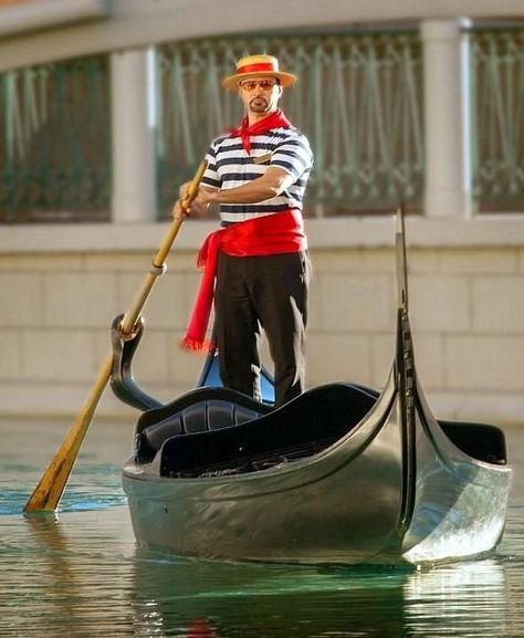 Italian Costume Ideas, Venice Las Vegas, The Venetian Las Vegas, Venice Boat, Gondola Boat, Italian Costume, Postcards From Italy, Venetian Las Vegas, Venice Photos