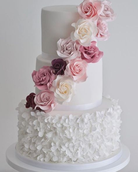 Engagement Cake Designs, Ruffles Wedding Cake, Wedding Cake Centerpieces, Professional Cakes, Wedding Cake Options, Lifestyle Hacks, Fondant Wedding Cakes, Diy Wedding Cake, Black Wedding Cakes