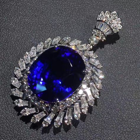 @taiwan_kunlun_jewelry. Beautiful Blue Sapphire Diamonds Pendant Blue Sapphire Diamond Pendant, Big Diamond Engagement Rings, Blue Sapphire Jewelry, Sapphire Diamond Pendant, Jewelry Beautiful, Fancy Jewelry, Fabulous Jewelry, Sapphire Jewelry, Gems Jewelry