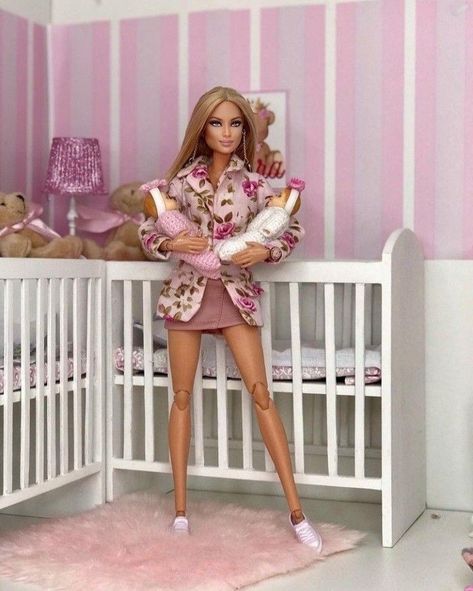 Barbie Dolls Pregnant, Barbie Bebe, Dolls House Shop, Barbie Family, Barbie Dress Fashion, Girls Support Girls, Doll Family, Barbie Fashionista, Barbie Collector