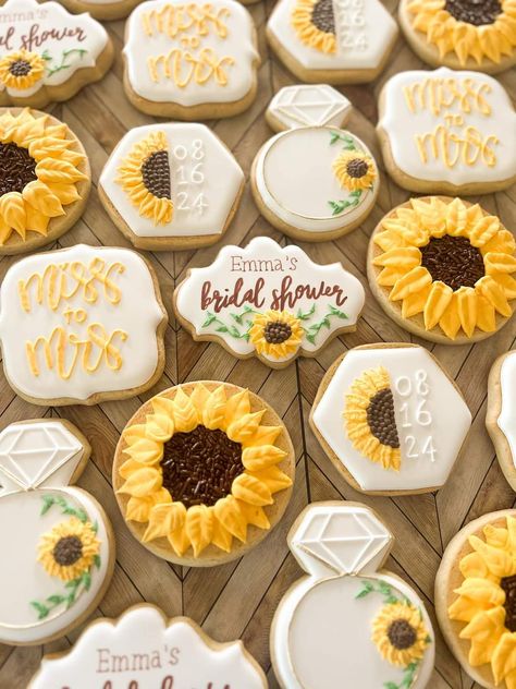 Sunflower Bridal Shower Cookies, Sunflower Cookie Cake, Fall Decorated Cookies, Sunflower Cookies, Engagement Cookies, Food Decorating, Sunflower Themed Wedding, Sunflower Bridal Shower, Bridal Shower Cookies