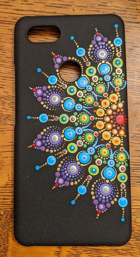 Crafts Using Recycled Materials, Wine Glass Wall, Wine Glass Drawing, Glass Drawing, Mandala Phone Case, Easy Mandala Drawing, Mandala Painted Rocks, Mandala Rock Art, Mandala Art Therapy