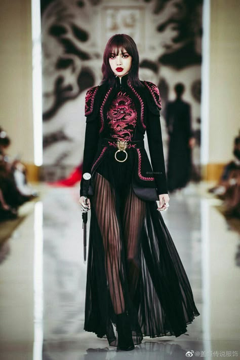 Haute Couture Streetwear, Korean Haute Couture, Haute Couture Aesthetic Wallpaper, Futuristic Asian Fashion, Dark Feminine Look, Chinese High Fashion, Lunarpunk Fashion, Dark High Fashion, Chinese Inspired Outfits