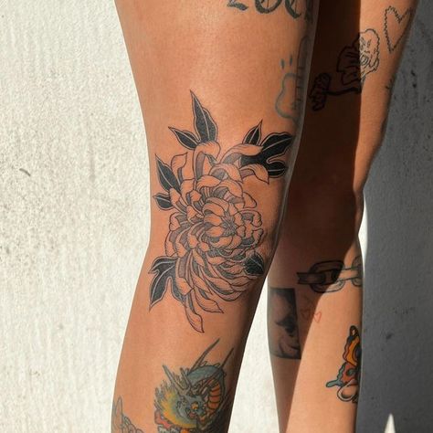 Elbow Frame Tattoo, Knee Tattoo Cover Up, Matching Knee Tattoos, Knee Tattoo Flower, Tattoo Ideas Geometric, Knee Tattoo Ideas, Hai Tattoo, Knee Tattoos, Chrysanthemum Tattoo