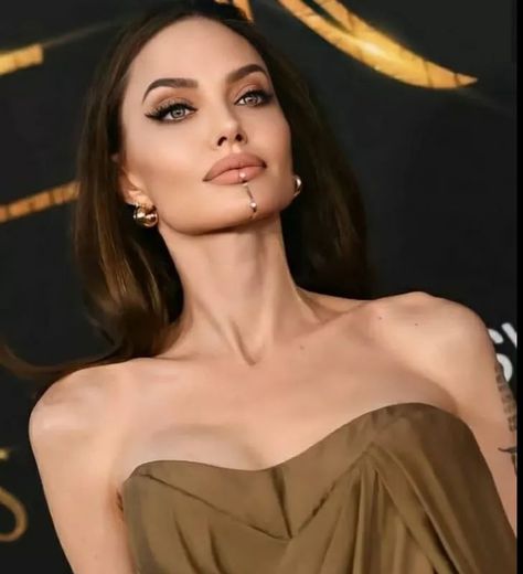 Anjalina Jolie, Angelina Jolie 90s, Angelina Jolie Makeup, Modelling Tips, Angelina Jolie Style, Angelina Jolie Photos, Jolie Pitt, Posing Tips, Lara Croft