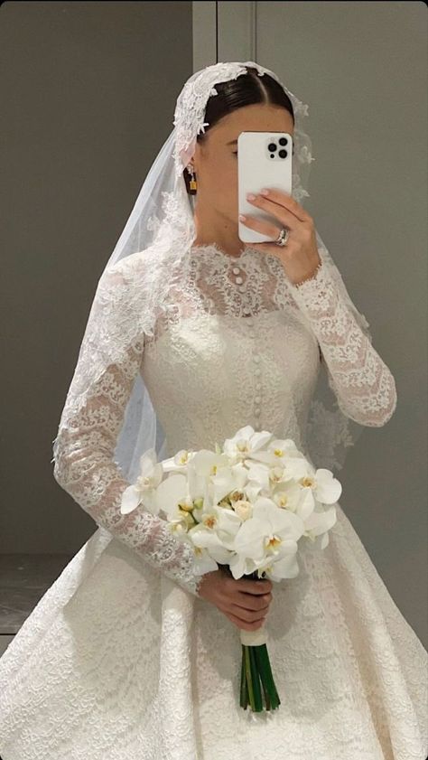 Muslimah Wedding Dress, Wedding Dress Types, Simple Wedding Gowns, Wedding Dress Bustle, Bride Dress Simple, Wedding Dress With Lace, Wedding Dress Outfit, Classy Wedding Dress, Stylish Wedding Dresses