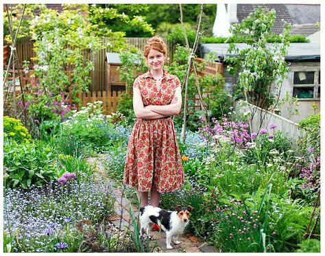 My garden-hero, Alys Flowler. Ok I'll admit it I've got a bit of a girl crush going on. She's an amazing creative gardener, forager and vintage lover. No fear gardening and foraging in her vintage frocks!

Oh an the cutest little Jack Russell too. Alys Fowler, In Her Garden, Allotment Gardening, Edible Landscaping, Vegetable Garden Design, Garden Borders, Edible Garden, Kitchen Garden, Garden Spaces